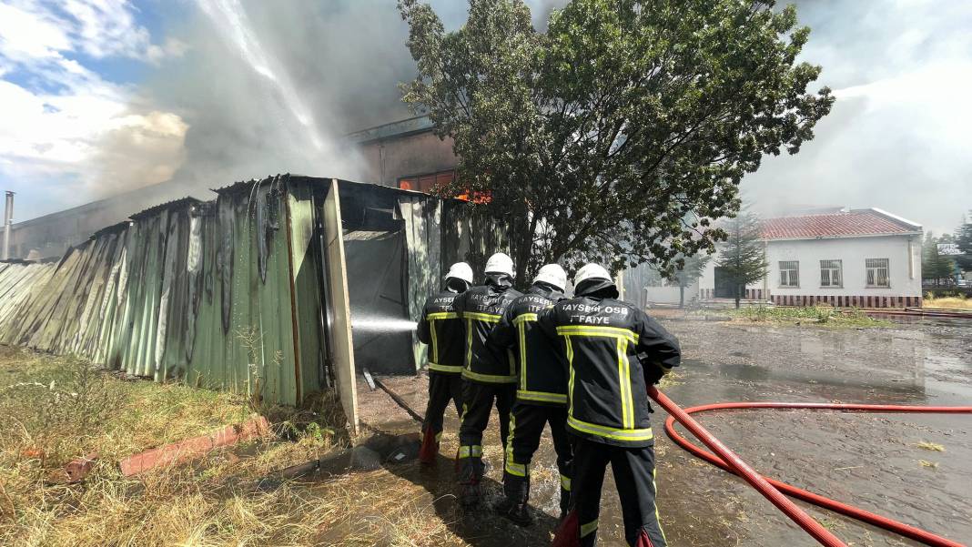 Kayseri'de sünger fabrikasında büyük yangın: Bir saatte kontrol altına alındı 8